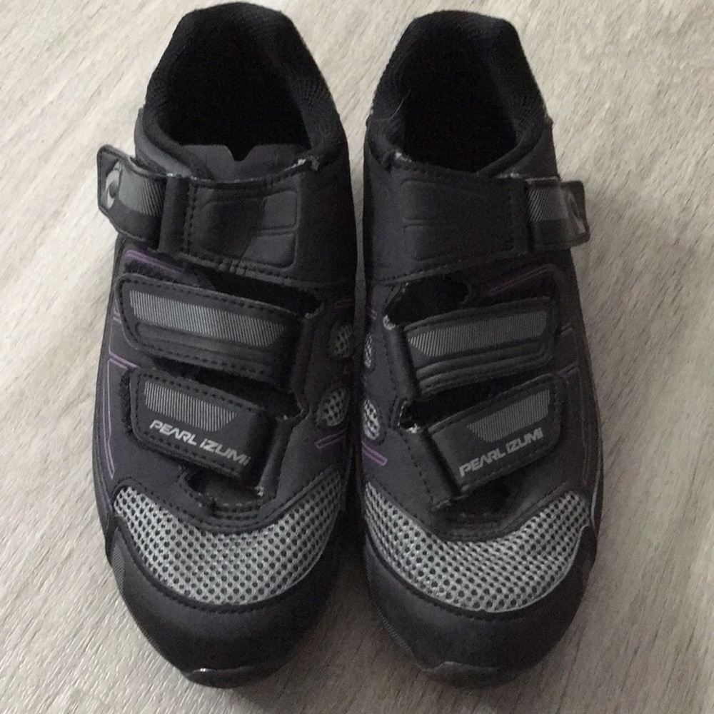 Women’s Pearl Izumi clip in biking shoes